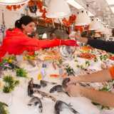 Entriamo nella "Pescheria dal Nonno", nata nel 1947, dove impera il colore arancione. Si tratta di una chiara scelta di marketing, come del resto lo � anche l'aver messo un team di sole donne a servire gli avventori